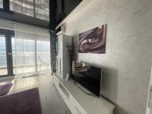 TV a/nebo společenská místnost v ubytování Mamaia Lake Deluxe