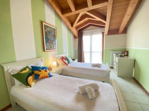 una camera con due letti e una finestra di Ferretti Residence Garda Palace a Peschiera del Garda