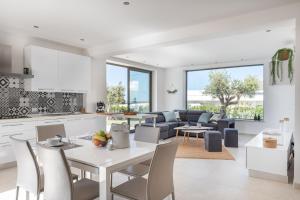 a kitchen and living room with a table and chairs at Villa Costamante con piscina privata in Balata di Baida