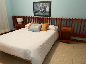 a bedroom with a large bed with pillows on it at Elody. Un lugar para sentirte acariciado por el mar in Ribadeo