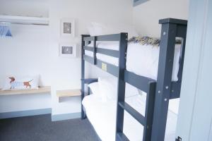 Katil dua tingkat atau katil-katil dua tingkat dalam bilik di Sunset View, 2 bedrooms in the heart of Holt with parking