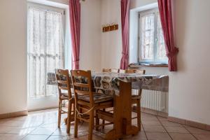 a dining room with a table and chairs at Cesa de Agnese in Canazei