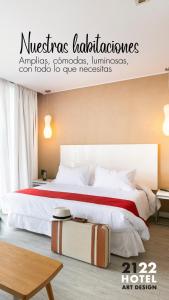 1 dormitorio con 1 cama grande y 1 mesa en 2122 Hotel Art Design, en Punta del Este