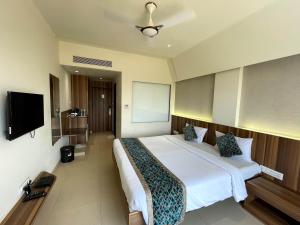 A bed or beds in a room at Hotel Grand Parivaar