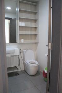 ein Badezimmer mit einer weißen Toilette und einem Waschbecken in der Unterkunft Suasana Suites D'Homestay01 JB Town in Johor Bahru