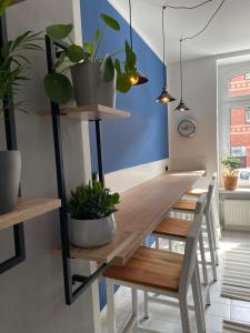 a dining room with a wooden table with plants on it at City Gästeapartment Leipzig Zentrum-Ost in Leipzig