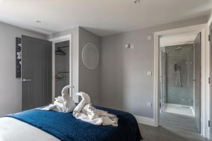 Un pat sau paturi într-o cameră la Cosy Two-Bedroom Double En-Suite - Cathedral Views