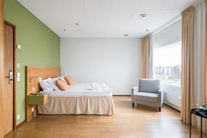 Postel nebo postele na pokoji v ubytování Hiisi Hotel Helsinki Jätkäsaari
