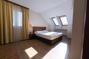 Postelja oz. postelje v sobi nastanitve Hotel Arena Maribor