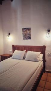 1 dormitorio con 1 cama con 2 almohadas en Apartamentos Hacienda Sajorami, en Zahora