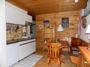 uma cozinha e sala de jantar com mesa e cadeiras em Schöne Aussicht em Todtnau