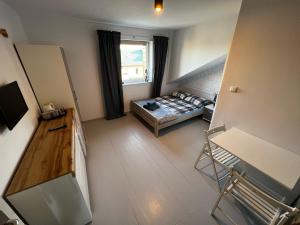 an overhead view of a bedroom with a bed and a window at Sun & Fun in Władysławowo