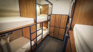 Våningssäng eller våningssängar i ett rum på I-Sleep Silom Hostel