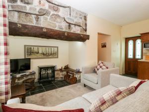uma sala de estar com um sofá e uma lareira em Carthouse em Weston-super-Mare