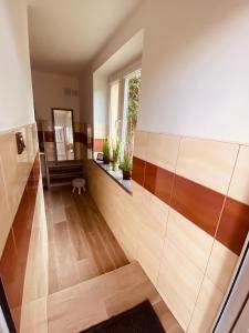 un corridoio di una casa con pavimenti in legno e pavimenti in parquet di Agroturystyka u Agaty a Chęciny