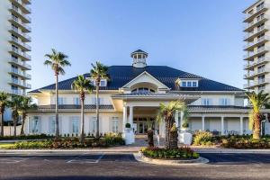 ein großes Gebäude mit Palmen davor in der Unterkunft Bristol 610 - Spacious Corner Unit w/ Large Balcony & Gorgeous Beach View! in Gulf Shores