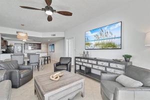ein Wohnzimmer mit Sofa und Tisch in der Unterkunft Bristol 610 - Spacious Corner Unit w/ Large Balcony & Gorgeous Beach View! in Gulf Shores
