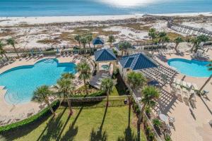ein Luftblick auf ein Resort mit zwei Pools und einem Strand in der Unterkunft Bristol 610 - Spacious Corner Unit w/ Large Balcony & Gorgeous Beach View! in Gulf Shores