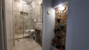 ein Badezimmer mit Toilette, Dusche und Waschbecken in der Unterkunft APP BENI in Crikvenica
