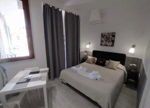 Un dormitorio con una cama con un perro. en Apartment Marifra Garden, en Taormina
