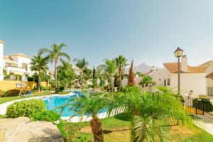 Bazén v ubytování Cozy 2 Bedroom Apartment in Nueva Andalucia nebo v jeho okolí + 20 fotografií