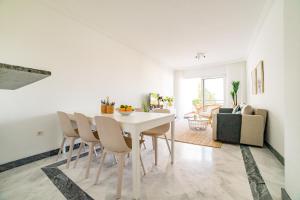 Posezení v ubytování Cozy 2 Bedroom Apartment in Nueva Andalucia