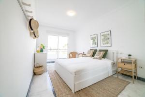 Łóżko lub łóżka w pokoju w obiekcie Cozy 2 Bedroom Apartment in Nueva Andalucia