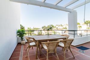 Balkon lub taras w obiekcie Cozy 2 Bedroom Apartment in Nueva Andalucia