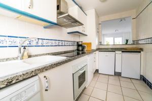 Kuchnia lub aneks kuchenny w obiekcie Cozy 2 Bedroom Apartment in Nueva Andalucia