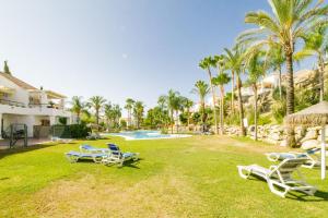 Basen w obiekcie Cozy 2 Bedroom Apartment in Nueva Andalucia lub w pobliżu