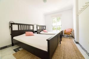Łóżko lub łóżka w pokoju w obiekcie Cozy 2 Bedroom Apartment in Nueva Andalucia