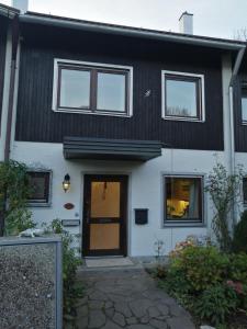 Fotografie z fotogalerie ubytování Elegant terraced house with bicycles, 700 m from the lake, central, like new, quiet, green, children at least 6 a old v destinaci Starnberg