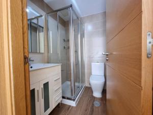 フォスにあるFoz Apartamentos Playa Rapadoiraのバスルーム(トイレ、ガラス張りのシャワー付)