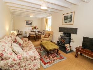 a living room with a couch and a fireplace at Cwrt Yr Harbwr in Porthmadog