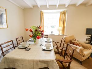a dining room with a table and chairs at Cwrt Yr Harbwr in Porthmadog