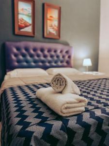 Una cama con un montón de toallas. en RocaMar Hostel Boutique en Punta del Este