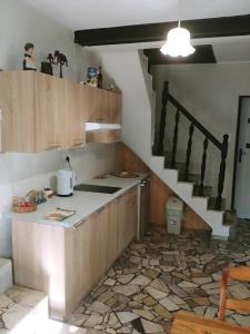 シフィエラドゥフ・ズドルイにあるApartament w Górachのキッチン(カウンター、階段付)