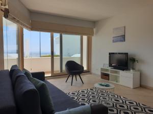 TV a/nebo společenská místnost v ubytování Sesimbra California Beach Apartment