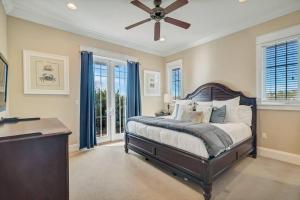 une chambre avec un lit et un ventilateur de plafond dans l'établissement Beach Club Cottage 23 - Luxurious Private Home!, à Gulf Shores 47 autres photos