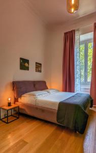 1 dormitorio con cama y ventana grande en Beatrix House, en Roma