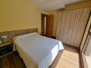 Łóżko lub łóżka w pokoju w obiekcie Foz Playa Rapadoira - 3 dormitorios