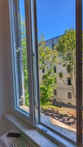 une fenêtre ouverte avec vue sur un bâtiment dans l'établissement Beatrix House, à Rome