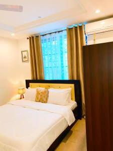 Llit o llits en una habitació de AIDEN HOMES AND APARTMENTS