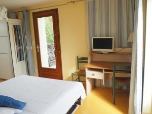 a bedroom with a bed and a desk with a computer at Hôtel Le Vivier WISSANT - Rivière in Wissant