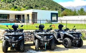 ein paar Motorräder vor einem Haus geparkt in der Unterkunft Villa Nera - Etwa in Mostar