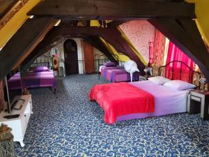 una camera da letto con 4 letti in mansarda di Hotel Mozart a Bruxelles