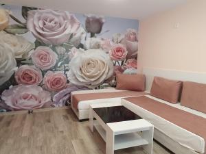 布尔加斯Palma的一间有两张床和一幅玫瑰壁画的房间