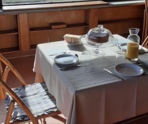 einen Tisch mit einem weißen Tischtuch darüber in der Unterkunft San Martino Country Villa B&B in Barberino di Mugello