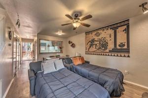 - une chambre avec 2 lits et un ventilateur de plafond dans l'établissement Forested Ruidoso Condo with Deck and Fireplace!, à Ruidoso