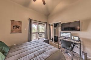 Forested Ruidoso Condo with Deck and Fireplace! TV 또는 엔터테인먼트 센터